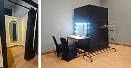 Bilik ganti bertirai, cermin LED, meja rias, dan gantungan baju di ruang kelas GIK